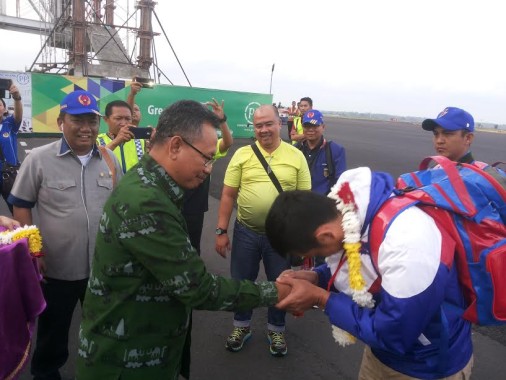 Penjabat Sekda Prov Lampung Sutono menyambut kedatangan kontingen PON XIX  di Bandara Raden Inten II, Lampung Selatan | Sugiono/jejamo.com