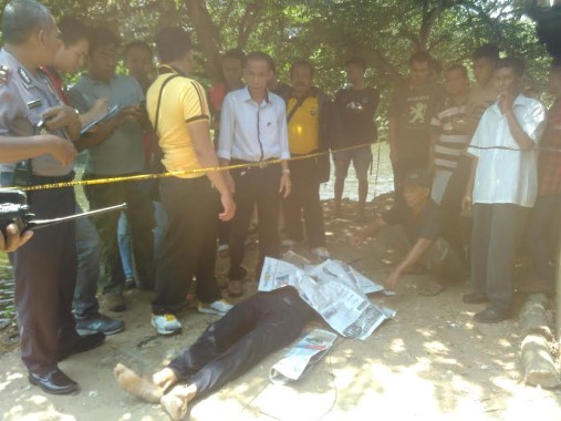 Polisi Polresta Bandar Lampung, sedang melakukan cek TKP penemuan mayat, Sabtu, 2/9/2016 |Andi/jejamo.com 