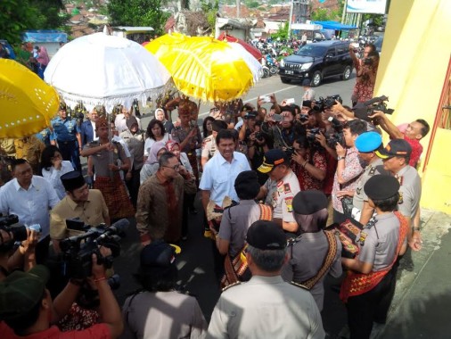Ketua MPR RI Zukifli Hasan dan Menpan RB Asman Abnur saat tiba di Mapolda Lampung, Selasa, 13/9/2016 | Andi/jejamo.com