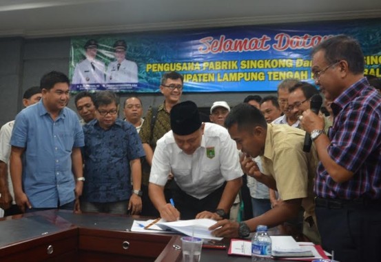 Bupati Lampung Tengah Mustafa menandatangani nota kesepakatan kenaikan harga singkong. | Raeza Handani/Jejamo.com 