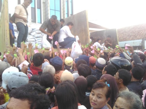 Dua Ribuan Warga Berebut Paket Bahan Pokok di Jalan Sriwijaya Enggal Bandar Lampung