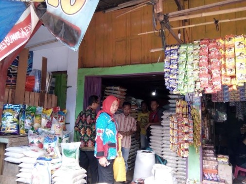 Petugas Diskoperindag Lampura melakukan pengecekan diberbagai toko yang ada di sekitar wilayah Bukit Kemuning | ist