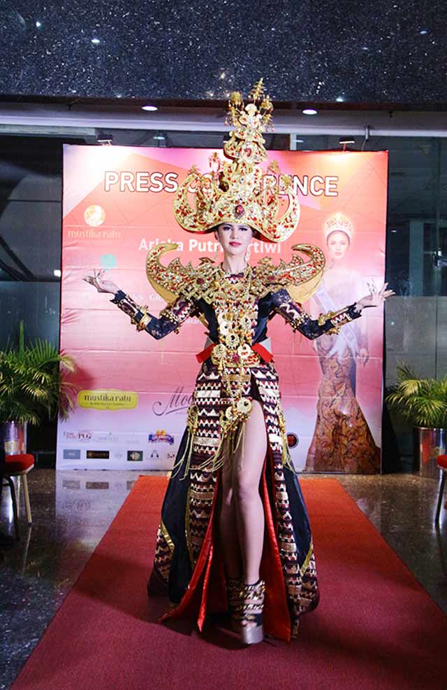 Paha Mulus Miss Grand Internasional 2016 Tampak Jelas dalam Balutan Tapis, Ini Kata Disainer Lampung Aan Ibrahim
