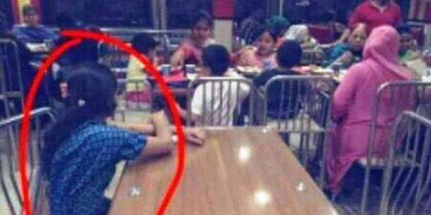 Foto seorang pembantu yang hanya memandangi majikannya saat makan jadi viral| ist