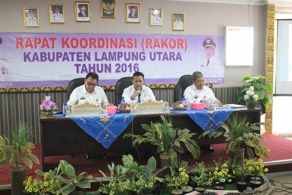 Wakil Bupati Lampung Utara, Sri Widodo memimpin Rakor bulan Oktober 2016 Pemkab setempat di  Aula Siger, Rabu, 19/10/2016 | Lia/jejamo.com 