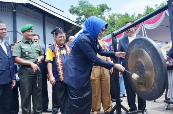 Hj Endah Kartika Prajawati Agung, memukul Gong tanda dimulainya launching Gita Praja Ratula di Stadion Sukung Kotabumi, Senin 31 Oktober 2016 | Lia/jejamo.com