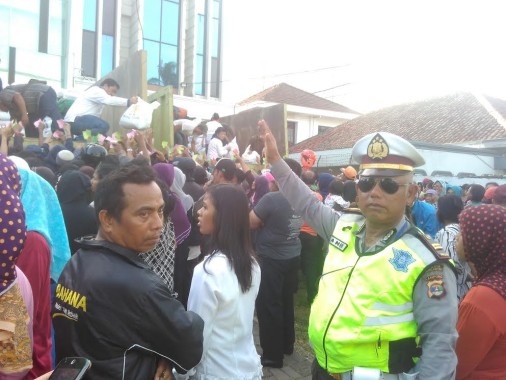 Tak Pegang Kupon, Warga Tak Dapat Sembako di Jalan Sriwijaya Enggal Bandar Lampung