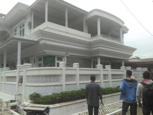 Breaking News: Juru Sita PN Tanjung Karang Eksekusi Paksa Rumah Senilai Rp 7 Miliar di Villa Citra
