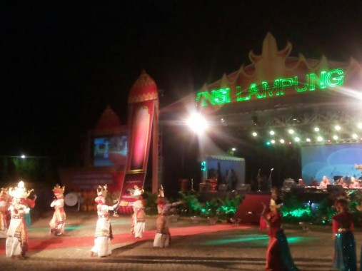 Tarian pembuka acara Festival Seni Qasidah Bintang Vokalis Tingkat Nasional ke XXI 2016 di Provinsi Lampung, Selasa malam, 22/11/2016 | ist