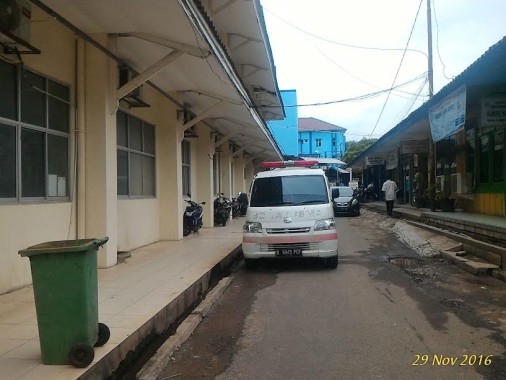 Mobil Ambulans pelat hitam yang terparkir di Rumah Sakit Umum Abdul Moeloek Provinsi Lampung, Selasa, 29/11/2016 | Andi/jejamo.com