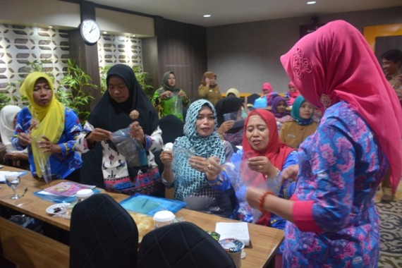 Penandatanganan nota kesepahaman atau MoU BKKBN Lampung dan Pusat Koperasi Syariah (Puskopsyah) BTM Lampung, Hotel Grand Praba, Selasa, 25/10/2016. | Ist 