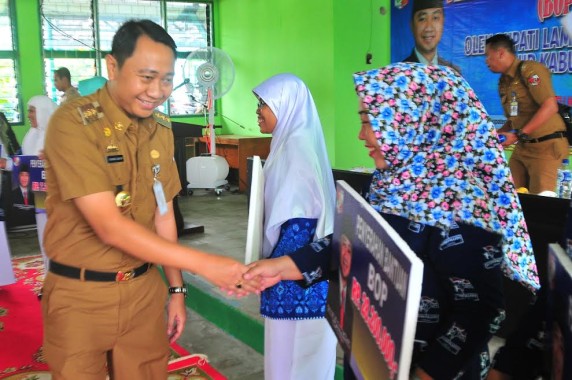 Bupati Lampung Utara H Agung Ilmu Mangkunegara, menyerahkan dana bantuan operasional Pendidikan Anak Usia Dini (PAUD) tahun 2016 | ist