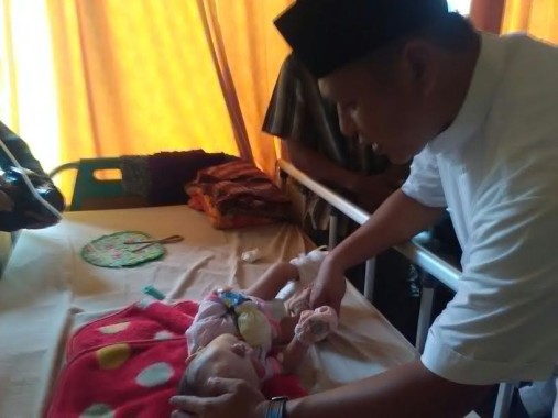 Bupati Mustafa Kunjungi Bocah Pengidap Kanker Mata, Keluarga Menangis Haru