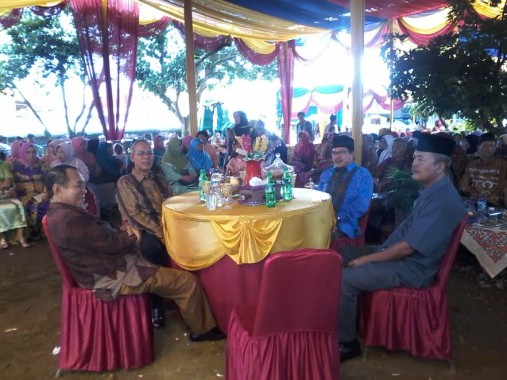 Ketua Komisi II DPRD Lampung Utara Herwan Mega (dua dari kanan/baju biru) saat acara resepsi pernikahan warga jalan Pahlawan Kotabumi | Mukaddam/jejamo.com