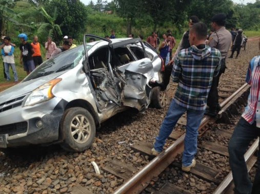 Breaking News: Mesin Tiba-tiba Mati, Mobil Kepala SMPN 13 Kotabumi Ringsek Dihajar Babaranjang