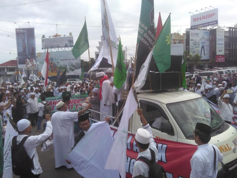 Massa Bakar Foto Ahok di Bundaran Tugu Adipura Bandar Lampung