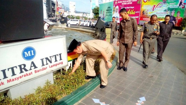 Wali Kota Herman HN Punguti Sampah Tugu Adipura Bandar Lampung