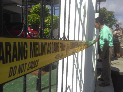 Garis polisi dipasang di depan rumah milik Suwandi di Jalan Kenanga, Rawa Laut, Bandar Lampung yang dilepar bom molotov oleh orang tidak dikenal pada Jumat dini hari, 11/11/2016. | Andi/Jejamo.com