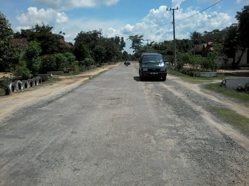 Pengendara yang melintasi jalan yang baru dibangun di Kecamatan Tumijajar memilih menggunakan badan jalan karena aspal jalan begelombang |Mukaddam/jejamo.com
