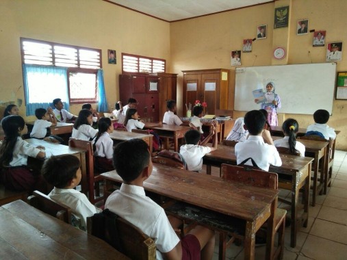 Sukarelawan Kelas Inspirasi Lampung 3 sedang memberikan inspirasi kepada para siswa SD di Bandar Lampung | ist