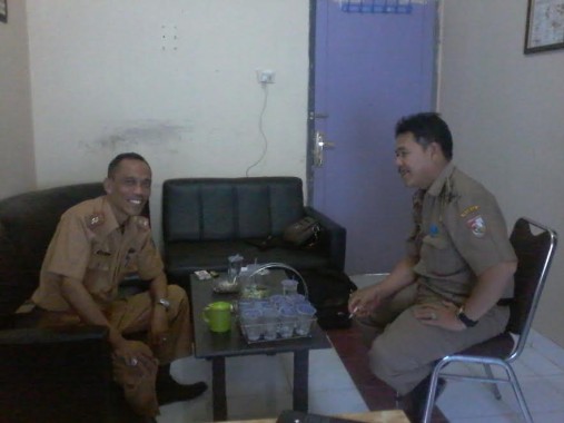 Sekretaris KPU Kabupaten Tubaba Markurius.RA (kiri) di ruang kerjanya | Mukaddam/jejamo.com 