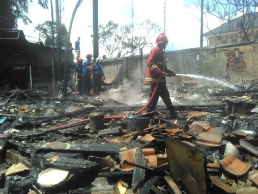 Sebanyak 35 Petugas dan 7 Mobil Damkar Dikerahkan Padamkan Kebakaran di Jalan Pramuka Bandar Lampung