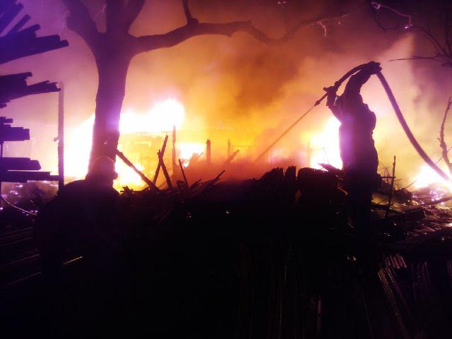 Toko Bangunan Sakai Bumi Jaya di Jalan Ratu Dibalau Bandar Lampung Ludes Terbakar