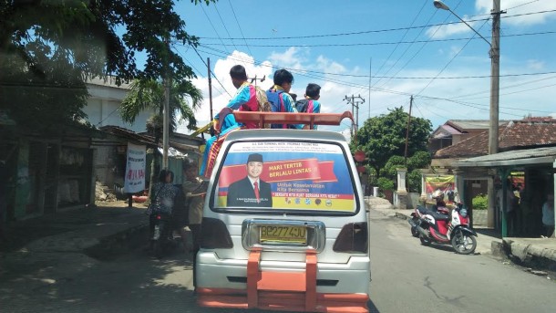 Para siswa sekolah di Lampung Utara nekat naik di atap atau bergantung di pintu mobil angkot, saat berangkat atau pulang sekolah | Lia/jejamo.com