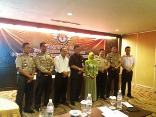 Anggota DPR RI asal Lampung Bagi-Bagi Biskuit di Trimurjo Lampung Tengah