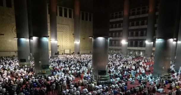Berkumpul di Masjid Istiqlal, Massa Demo Shalat Subuh Berjaamah