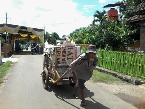 Suwandi sedang mengambil sampah di Jalan Anggrek II, Kelurahan Kelapa Tujuh, Lampung Utara | Mukaddam/jejamo.com