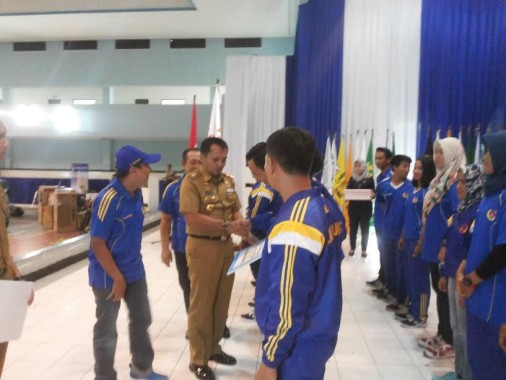 Gubernur Lampung M Ridho Ficardo menyerahkan tali asih kepada para atlet perain medali PON Jabar  di gedung KONI Lampung | Sugiono/jejamo.com