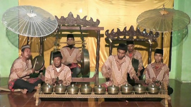 DKM Metro Sumbang Alat Musik Talo Balak ke Sejumlah Sekolah
