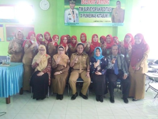 Wakil Bupati Lampung Utara Sri Widodo (tengah) berfoto bersama tim akreditasi puskesmas Lampung Utara | Lia/jejamo.com