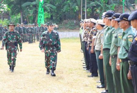 Bupati Zainudin Hasan memimpin upacara pembukaan kegiatan TNI Manunggal Membangun Desa (TMMD) ke 97 tahun 2016, di Lapangan Desa Karang Anyar Kecamatan Jati Agung, Selasa, 9/16/2016. 