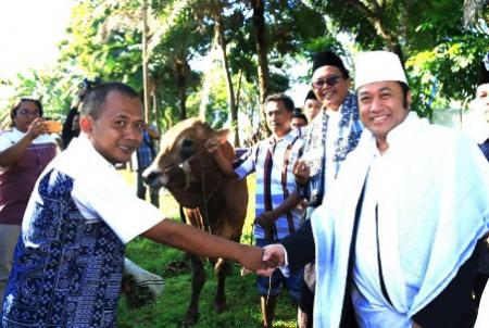 Bupati Lampung Selatan Zainudin Hasan secara simbolis menyerahkan hewan kurban usai pelaksanaan salat Idul Adha di Masjid Agung Kalianda, Senin, 12/9/2016.