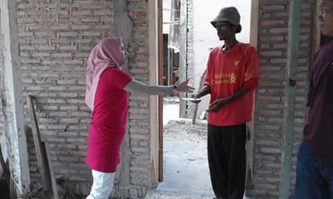 ADVERTORIAL: DPRD Kota Metro Berikan Bantuan Material Program Bedah Rumah