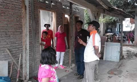 Ketua DPRD Anna Morinda bersama tim terjun melihat bedah rumah dan memberikan bantuan material di Kelurahan Iringmulyo. | Haris/Jejamo./com