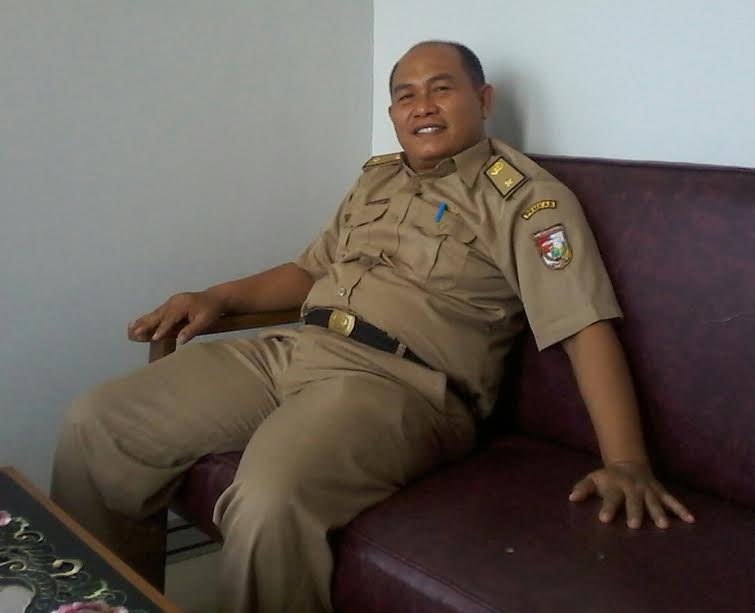 Sekretaris Dinas Pendidikan Kabupaten Tulang Bawang Barat Dalhami di ruang kerja | Mukaddam/jejamo.com