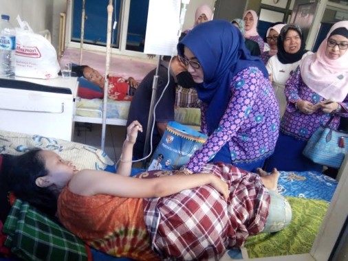 Ketua TP-PKK Kabupaten Lampung Utara Hj Endah Kartika Prajawati Agung, mendatangi RSD HMRyacudu Kotabumi dan RS Maria Regina tersebut untuk mengunjungi para pasien terutama pasien ibu-ibu, Rabu, 28/12/2016.