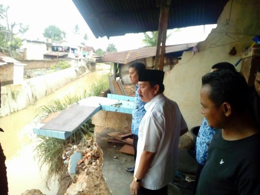 Wali Kota Herman HN meninjau rumah yang rusak kena longsor di Jalan Pulau Bacan Bandar Lampung. | Ist 