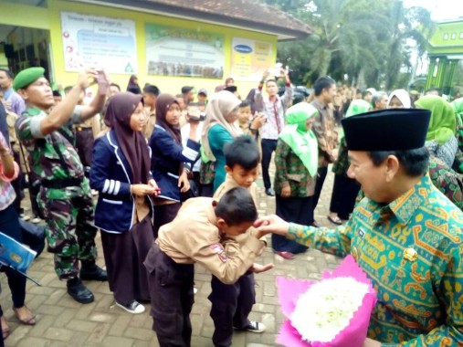 Seorang siswa menyalami Wali Kota Bandar Lampung Herman HN pada pembukaan Lomba Sekolah Sehat di MTs Negeri 2 Bandar Lampung. | Ist 