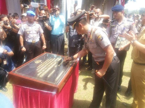 Kapolda Lampung Brigjend Sudjarno menandatangai prasasti peresmian Polres Pesawaran | Sugiono/jejamo.com