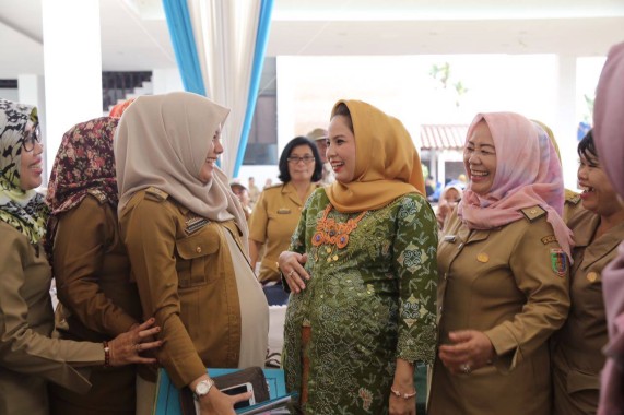 PNS Dinsos Lampung Nia jumpa istri Gubernur Ny Yustin Ficardo. | Ist 