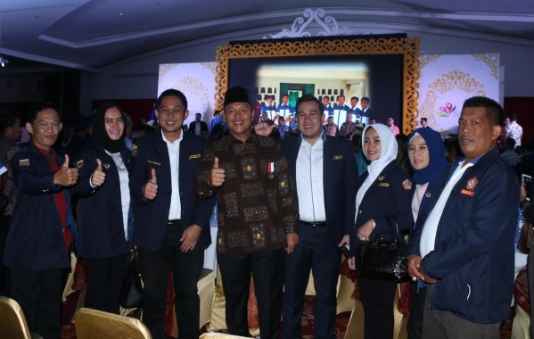 Bupati Mustafa berfoto bersama dengan pengurus Karang Taruna Kabupaten Lampung Tengah. | Raeza/Jejamo.com