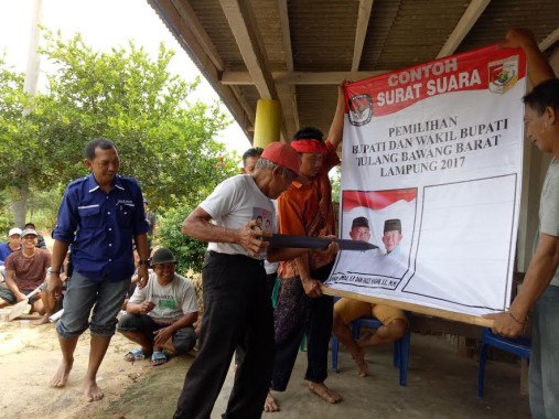 Fauzi Hasan Lewati Jalan Rusak Parah untuk Kampanye di Tiyuh Margodadi Tulang Bawang Barat