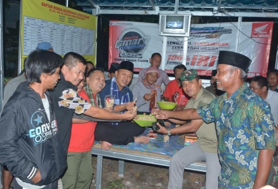 Bupati Lampung Tengah berdialog dengan warga yang mengikuti ronda | ist