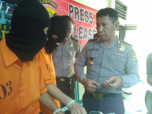 kedua pelaku pencurian sepeda motor saat ekspose di Mapolsekta Kedaton, Bandar Lampung, Rabu, 21/12/2016.