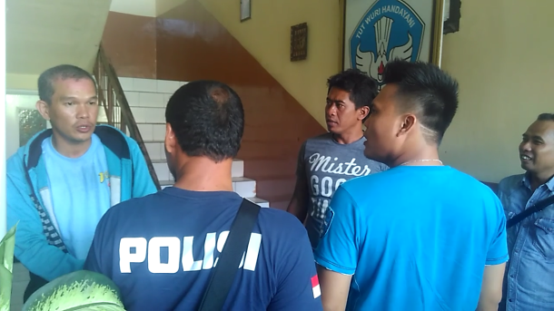 pelaku pencurian (jaket biru) saat diamankan petugas kepolisian Polsekta Tanjungkarang Barat, Kamis, 22/12/2016.