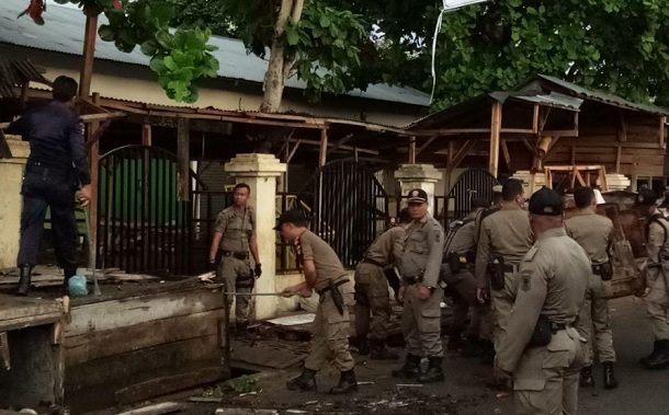 Anggota Satpol PP Kota Metro Bongkar Lapak Pedagang di Pinggir Jalan Pasar 24 Tejo Agung